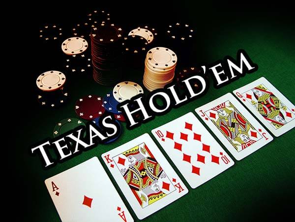 Il poker è tra i giochi del casinò più famosi: fiche nelle mani del giocatore.