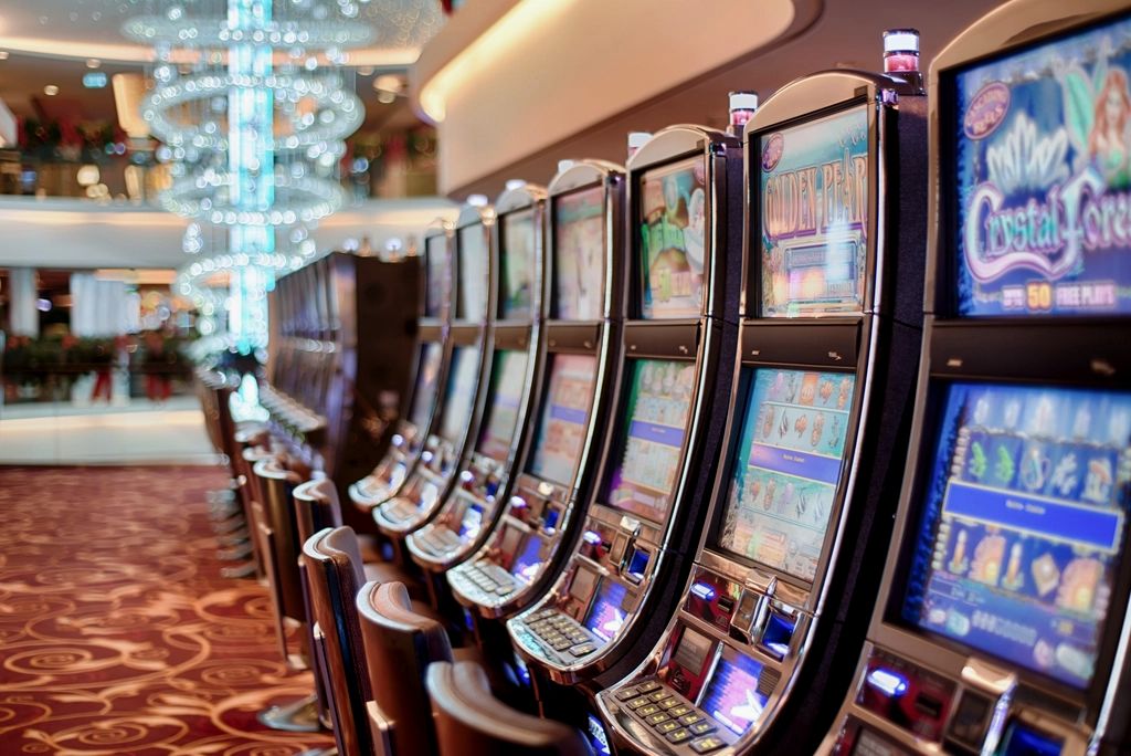 Fila di slot machine in una sala da gioco